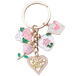 Schlüsselanhänger mit rosa Emaille-Rose, Herz und I LOVE YOU Karte in goldener Farbe