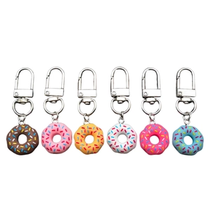 Lot de six porte-clés beignets en acrylique colorés avec pépites et mousquetons argentés