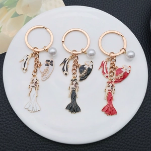 Porte-clés Élégant en Alliage Émaillé Robe de Femme Avec Chapeau Talons Hauts Fausse Künstliche Perle Pendentif de Sac Bijoux Fantaisie