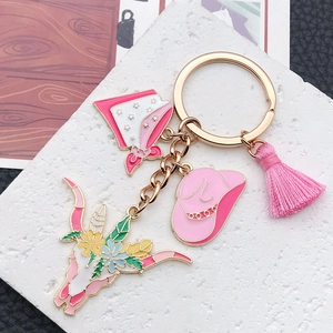 Détail du porte-clés crâne de taureau avec chapeau de cowboy rose et fleurs bohèmes