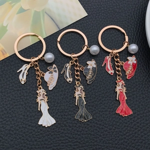 Lot de porte-clés élégants pour femme avec robe en émail talons hauts et breloque perle