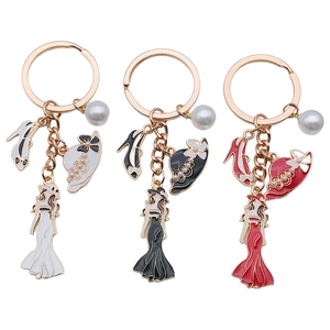 Porte-clés tendance en alliage émaillé avec robe, chapeau, talons hauts et breloque perle