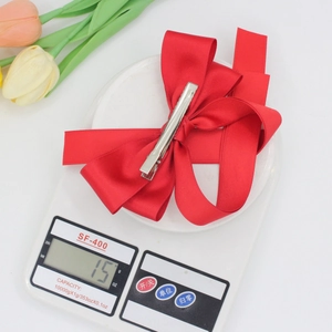 Pince à cheveux nœud satin rouge avec clip bec de canard pesant 15g sur balance
