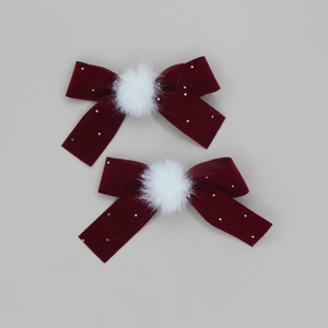 Paio di fermagli per capelli a fiocco in velluto bordeaux con pon pon e perle decorative