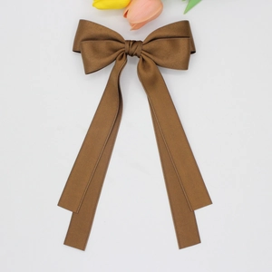 Barrette à cheveux avec grand nœud en satin marron foncé et de longs rubans soyeux
