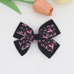 Dettaglio del fiocco nero con stampa nastro rosa per la sensibilizzazione al cancro