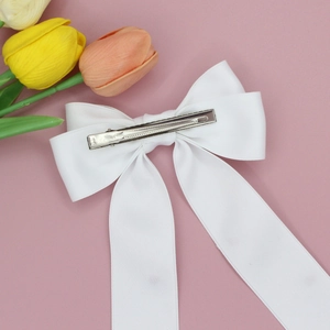 Pince à cheveux nœud en satin blanc à longs rubans sur fond rose et tulipes