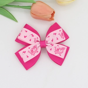 Dettaglio del fiocco per capelli in gros-grain rosa con stampa Love e cuoricini