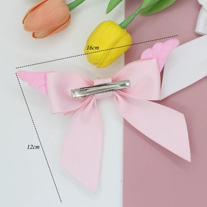 Pince à cheveux noeud en satin rose avec ailes pelucheuses, taille de 16cm sur 12cm