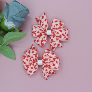 Coppia di fermagli per capelli a fiocco con cuori rossi su nastro grosgrain bianco