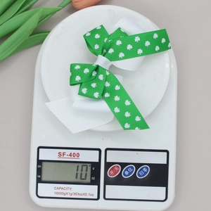 Detailed view of lightweight St. Patrick's Day bow clip weighing only 10 grams