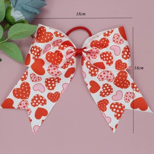 Detailansicht einer 18 cm Rippband-Haarschleife mit Herzprint auf rosa Hintergrund