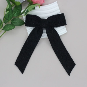 Nahaufnahme der eleganten schwarzen Plüsch-Schleife Haarspange mit langen Bändern