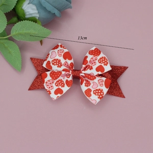 Detail einer 13cm Valentinstag-Haarschleife mit rotem Glitzer und Herz-Muster