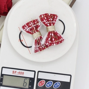 Paire de nœuds à cheveux tricotés rouge et blanc avec détails dorés, taille 7cm et 6g