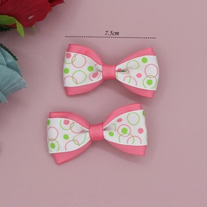 Détail montrant la mesure de 7,5cm des pinces à cheveux à nœud et motif floral