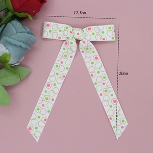 Détail du nœud papillon à fleurs montrant une largeur de 12,5 cm et une longueur de 20 cm