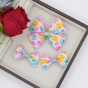 Detailweergave van 3-delige geribbelde donut-print haarstrikken op wit displaybord