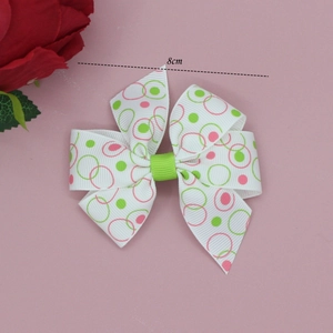 Détail d'une barrette à nœud de 8cm faite main en ruban côtelé à motifs de pois