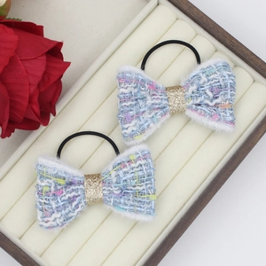 Chouchous nœud en tweed bleu clair avec paillettes et bordure peluche blanche
