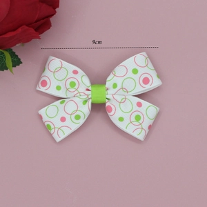 Détail d'un bandeau blanc de 9cm avec nœud et motifs à pois roses et verts