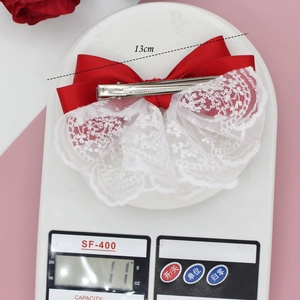 Fermaglio per capelli con fiocco rosso in raso e pizzo bianco, 13cm, accessorio elegante