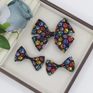 Detailoverzicht van 3-delige set geribbelde haarstrikken met kleurrijke pootafdrukken