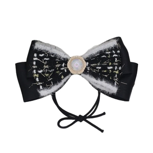 Elastico per capelli con fiocco in tweed bianco e nero, perla e dettaglio dorato