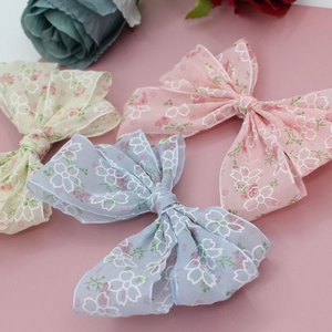 Ensemble de trois nœuds à cheveux en mousseline fleurie rose, bleu et jaune pour filles