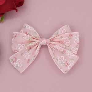 Pince à cheveux élégante en mousseline rose pour filles avec motif de fleurs de cerisier
