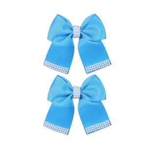 Détail des pinces à cheveux nśud bleu avec perles élégantes et texture en ruban de qualité