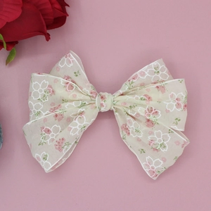 Détails de la pince à cheveux avec grand nœud en mousseline fleurie style ballet
