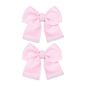 Détail de nœuds à cheveux en ruban gros-grain rose avec perles synthétiques élégantes