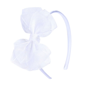 Détail du nœud en gaze blanche semi-transparente légère sur un serre-tête élégant et blanc
