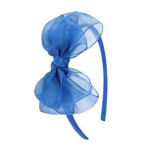 Détail de l'arc en organza bleu multicouche sur un serre-tête de style princesse