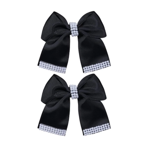 Détail de deux nœuds à cheveux en ruban gros-grain noir avec perles blanches élégantes