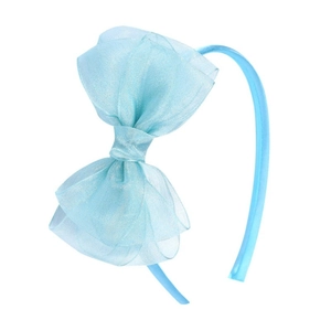 Détail du nœud en organza bleu clair sur un serre-tête fin assorti pour filles