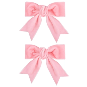 Détail de barrettes à cheveux en velours rose style ballet avec texture douce et queue d'aronde