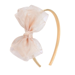 Détail du serre-tête avec nœud en organza champagne et monture dorée élégante
