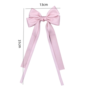 Dimensions du nœud à cheveux en satin rose avec long ruban: 13cm large et 31cm de long