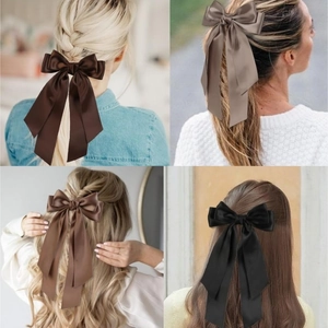 Lot de grandes pinces à cheveux nuds en satin marron sur différentes coiffures