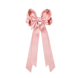 Dettaglio di elegante fermaglio per capelli in raso rosa pallido con lunghi nastri