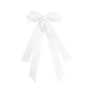 Détail du nœud de cheveux en satin blanc avec longs rubans sur fond blanc pur