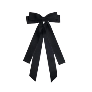 Détail d'un élégant nœud noir en ruban superposé avec de longs rubans fluides