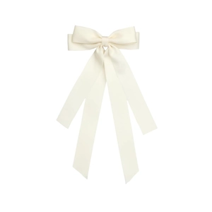 Détail d'un nœud papillon élégant en satin crème avec de longs rubans et texture soie