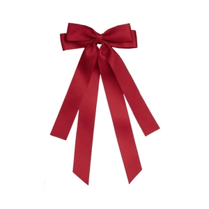 Détail de la pince à cheveux nœud en satin rouge foncé avec texture de ruban fluide