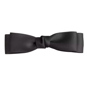 Vue détaillée de la texture du ruban de satin noir à double couche sur cette barrette élégante