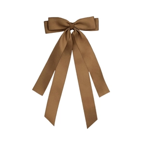 Vue détaillée de la barrette à nœud en satin marron avec de longs rubans et coupe en queue