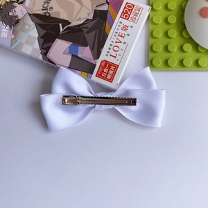Elegante fermaglio per capelli in raso bianco con clip a coccodrillo in metallo