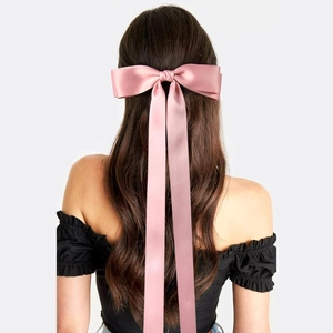 Nœud à cheveux surdimensionné en satin rose avec de longs rubans, vue de derrière